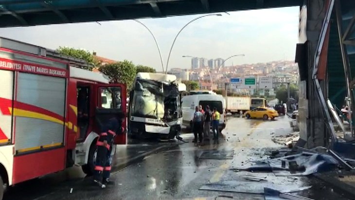 Başkentte otobüs durağa daldı