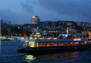 EGE DE YARDIM İSTEYEN TÜRK GEMİSİNDE 275 KAÇAK ÇIKTI