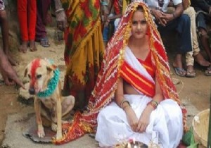 Hindistan da genç kız bir köpekle evlendirildi!