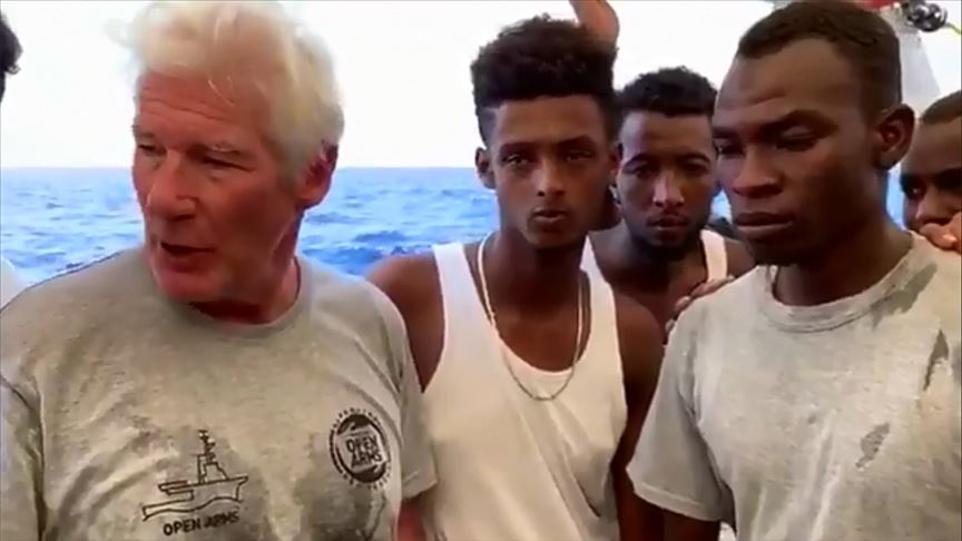 Richard Gere den Akdeniz de mahsur kalan göçmenlere ziyaret