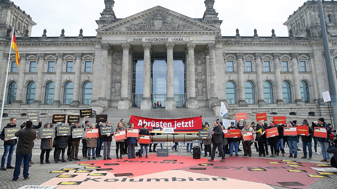 Alman hükümetinin silah ihracat politikası protesto edildi