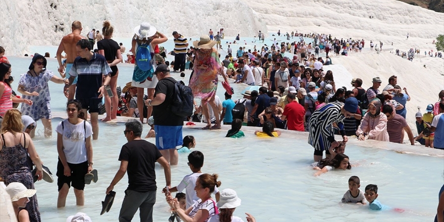 Bayramda Pamukkale ye turist yağdı