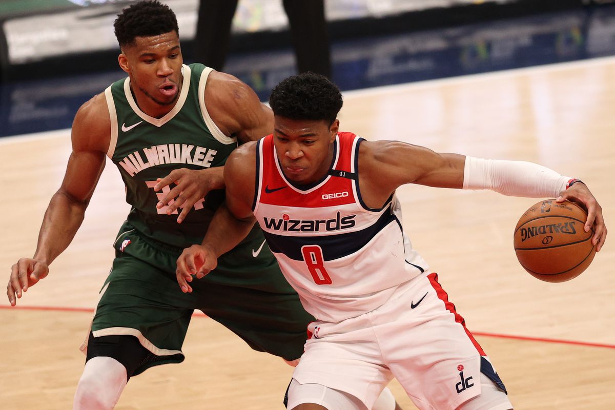 Giannis Antetokounmpo takımını sırtlamaya devam ediyor
