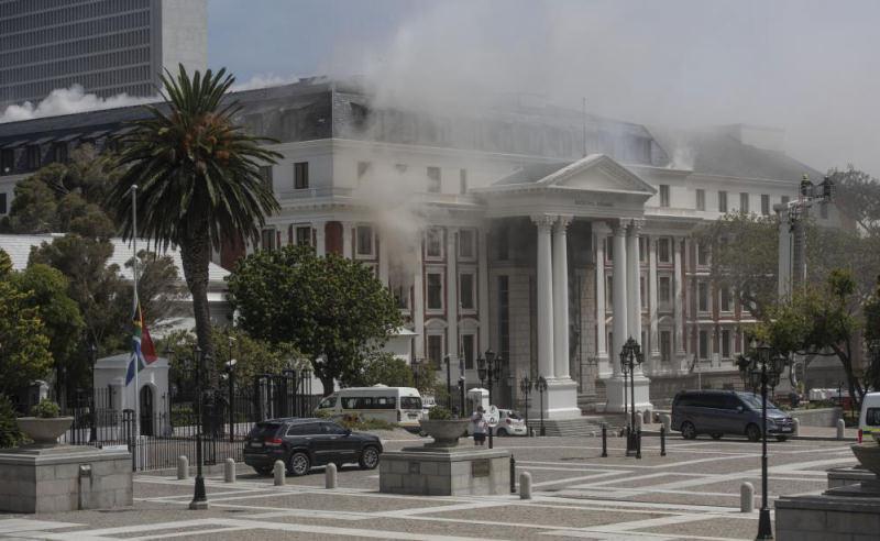 Güney Afrika parlamento binasında yangın!
