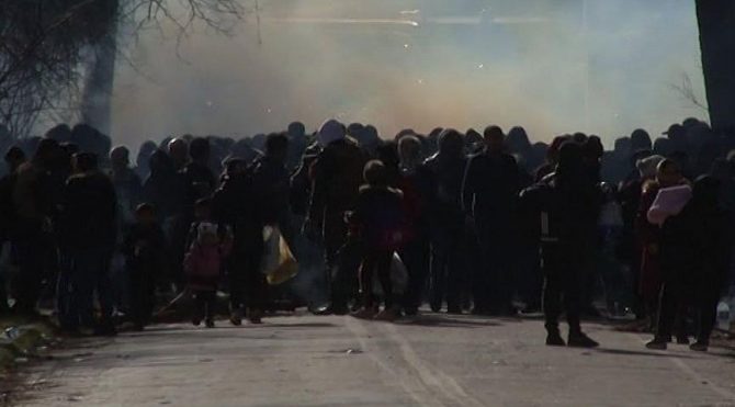 Yunanistan sınırında sığınmacılara gazlı müdahale!