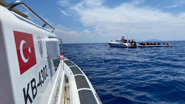 Çanakkale açıklarında 33 göçmen kurtarıldı