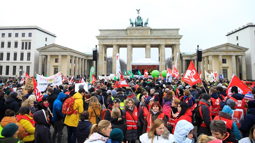 Almanya da kamu çalışanları  uyarı grevi  yaptı