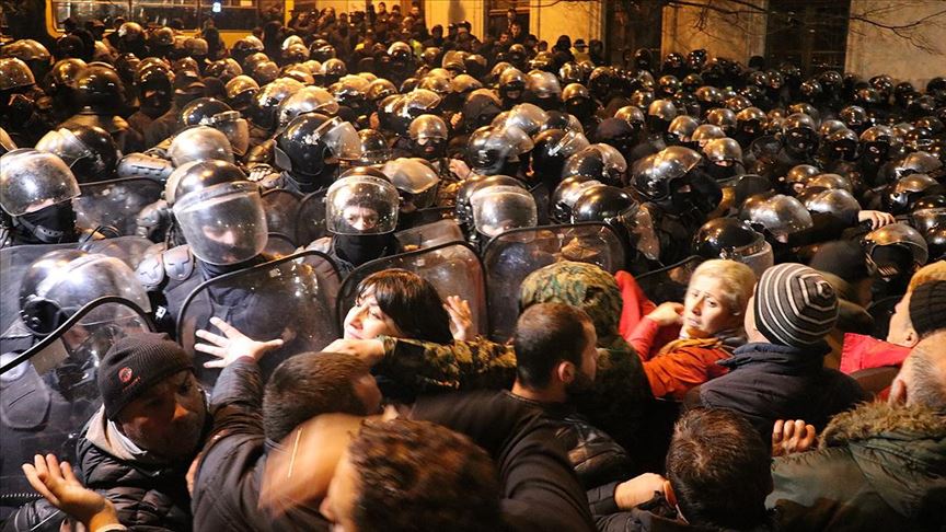 Gürcistan da güvenlik güçleri parlamentoyu kuşatan protestoculara müdahale etti