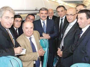 GÜL ÜN ÖZEL UÇAĞINDAKİ BASIN REJİMİ!