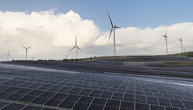 Çin rüzgar ve güneş enerjisine yatırım yapıyor