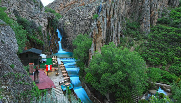 Gürpınar Şelalesi nde renk cümbüşü