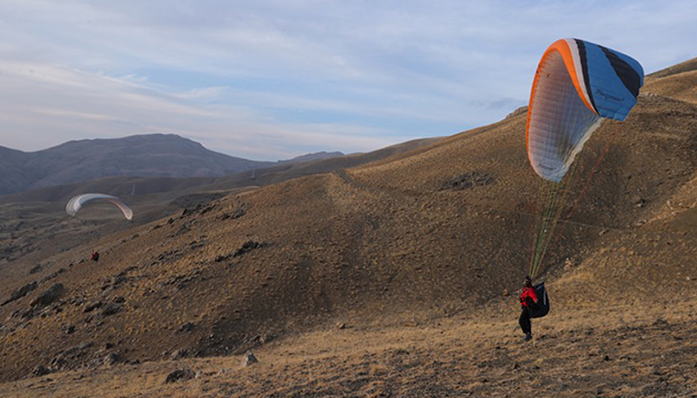 Hakkari de yamaç paraşütü heyecanı