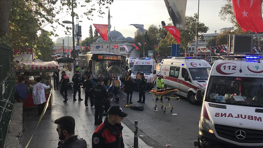 İstanbul da otobüs yayalara çarptı: 13 yaralı