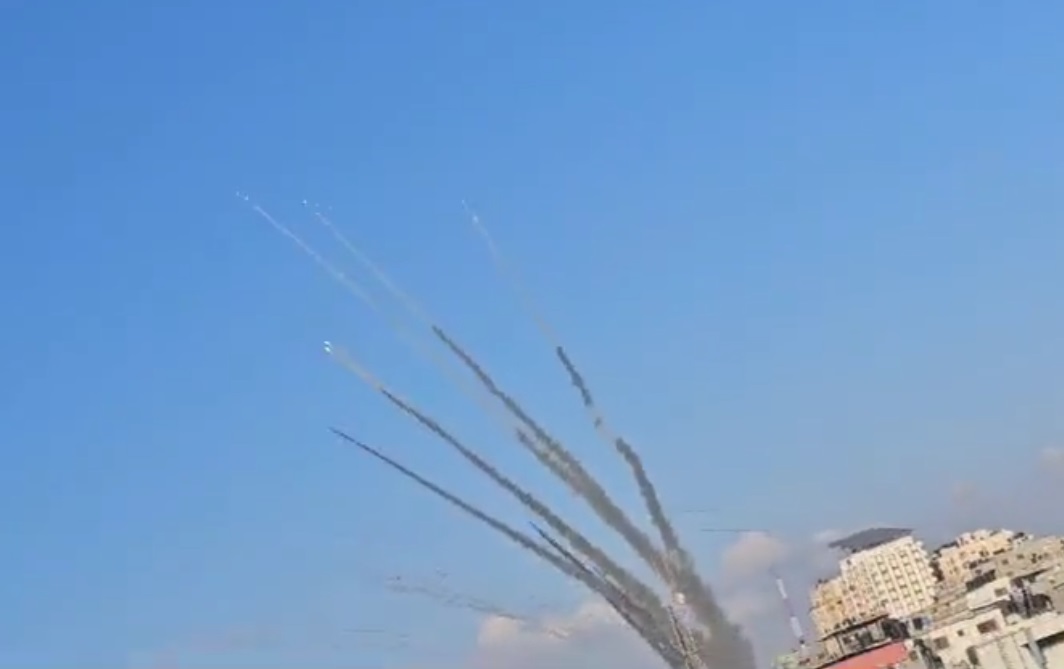 Hamas ın verdiği süre doldu: İsrail in Aşkelon kentine füze yağıyor!