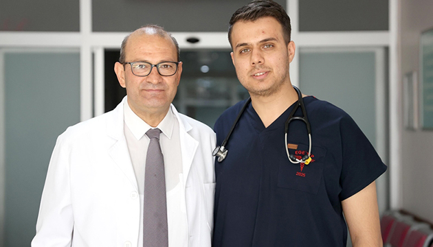 Babasıyla aynı hastanede görev yapıyor