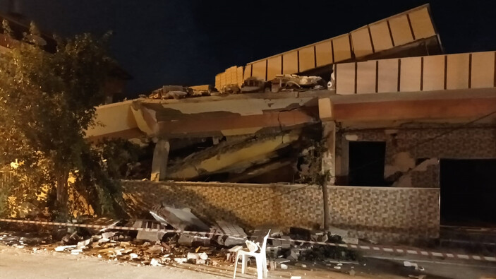 Depremde hasar alan bina yerle bir oldu!