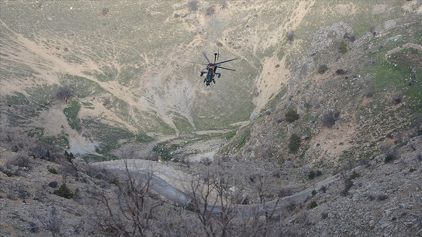 Terör örgütü PKK ormanları yakarak gizlenmeye çalışıyor