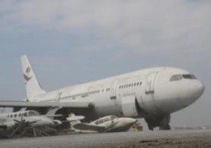 Havalimanında sahibinden satılık hurda uçak!