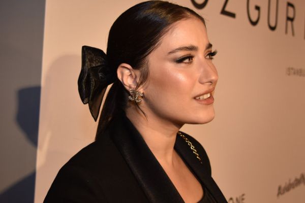 Hazal Kaya dan dikkat çeken paylaşım!