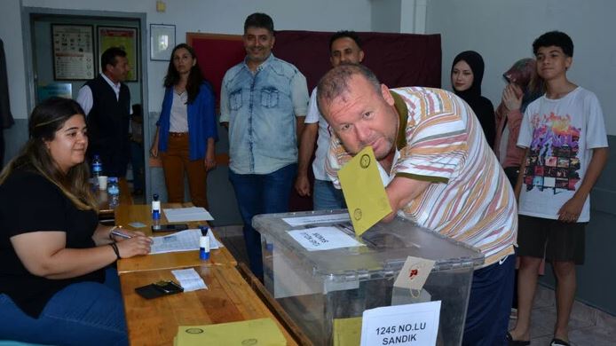 Engelli vatandaş oyunu kullandı! Zarfı ağzıyla sandığa attı