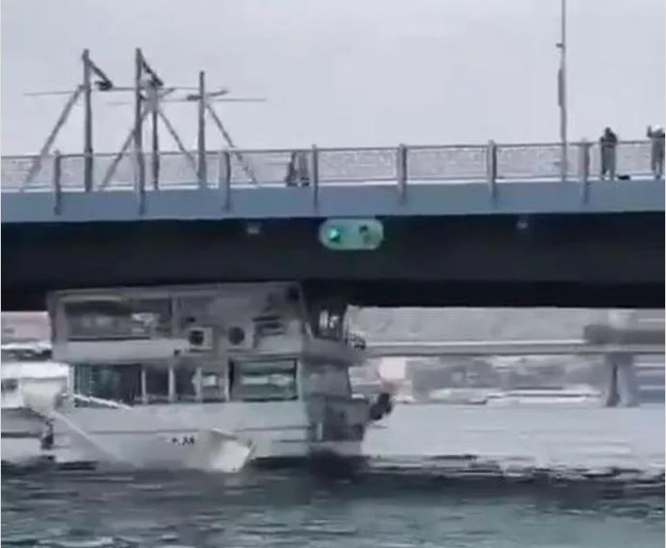 Tekne Galata Köprüsüne çırptı