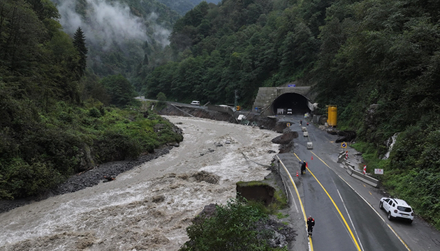 Rize de 17 kişi helikopterle tahliye edildi
