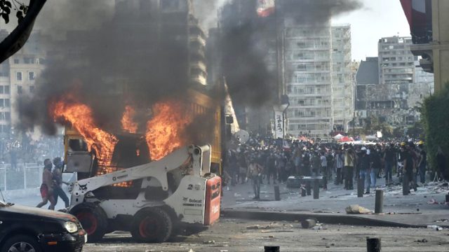 Lübnan da istifalar gelmeye başladı