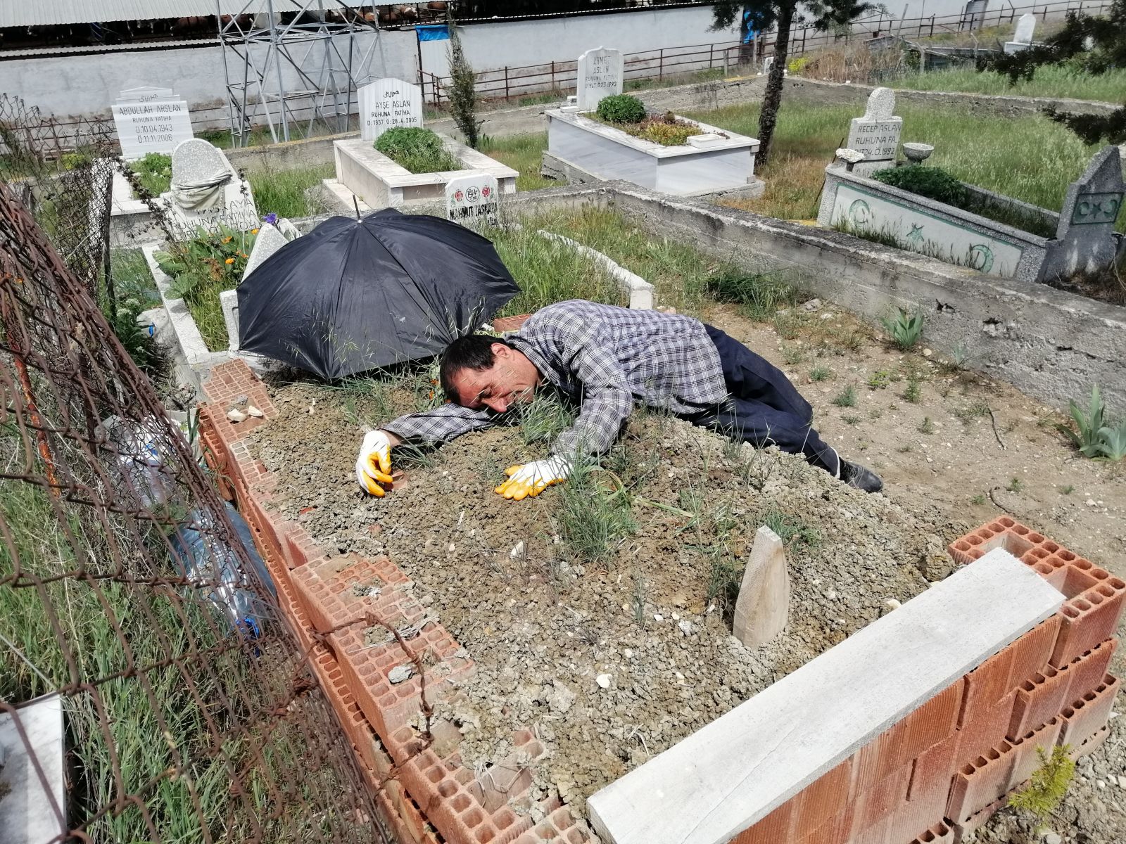 Yürek burkan görüntü: Serdar bir yıldır annesinin mezarında ağlıyor