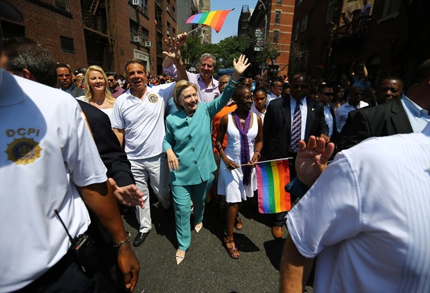 Hillary Clinton LGBTİ yürüyüşünde