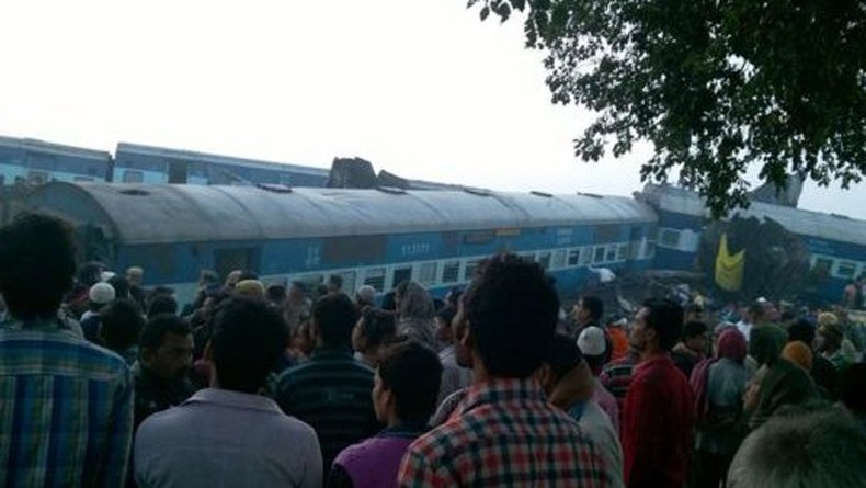 Hindistan da tren raydan çıktı: 90 ölü