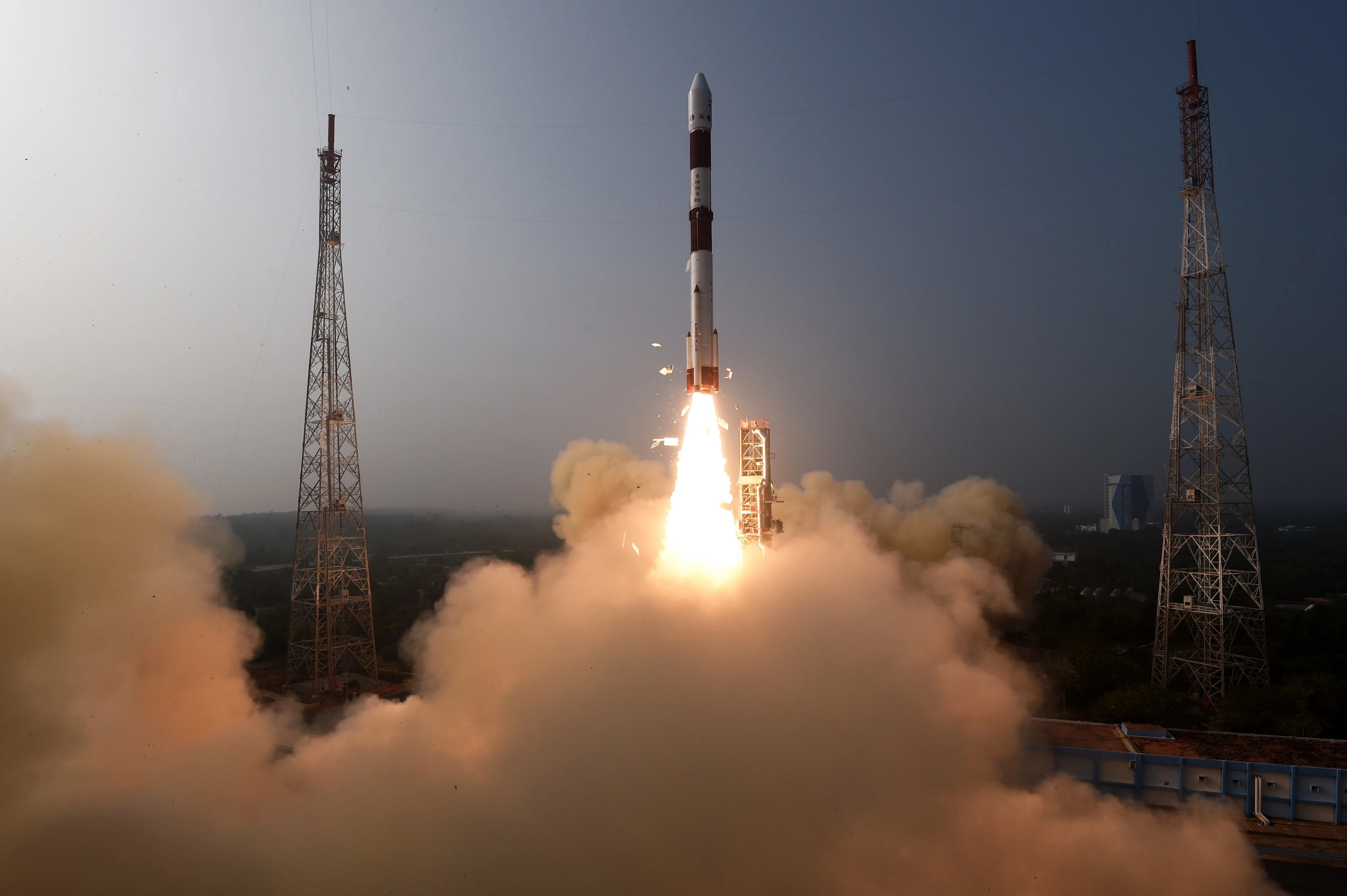 Hindistan, uzaya gözlem uydusu fırlattı