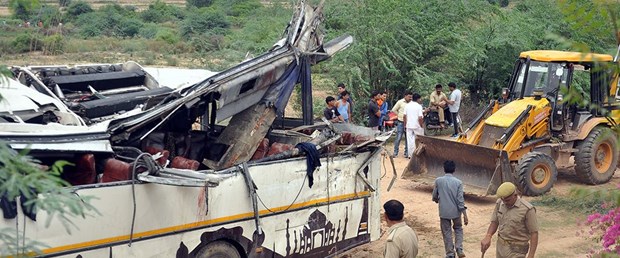 Hindistan da otobüs kazası: 29 ölü