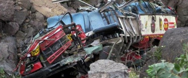 Hindistan da öğrencileri taşıyan minibüs uçuruma yuvarlandı: 9 ölü