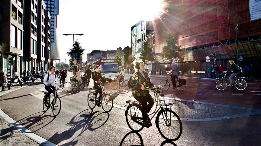 Hollanda da bisiklet kullancılarına telefon yasağı