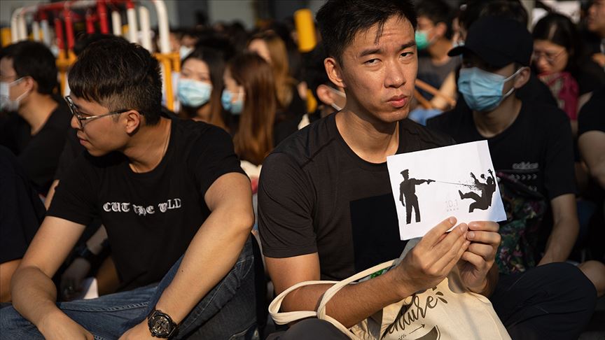 Hong Kong da yüzlerce öğrenci oturma eylemi düzenledi