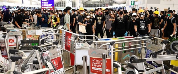 Hong Kong da uçuş krizi sürüyor