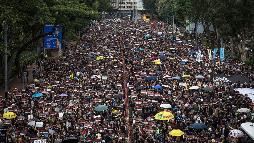 Hong Kong da prostestocular mekan değiştirdi