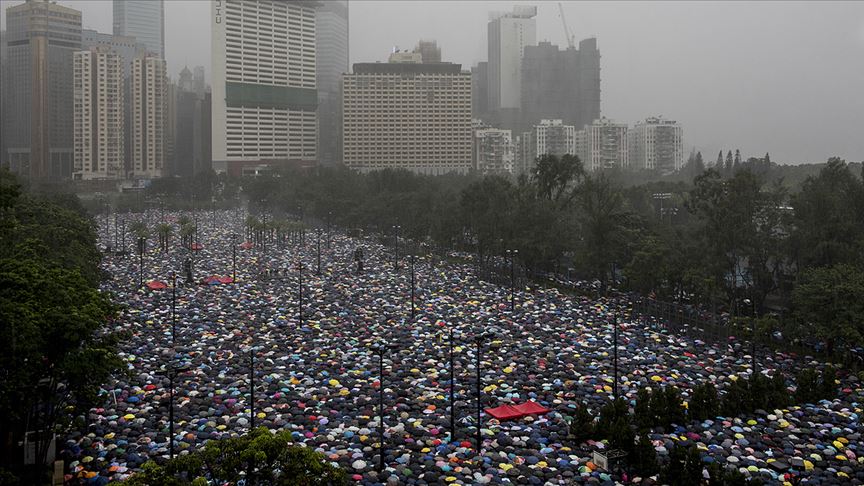 Hong Kong daki protestolar hükümetin üzerindeki baskıyı artırıyor