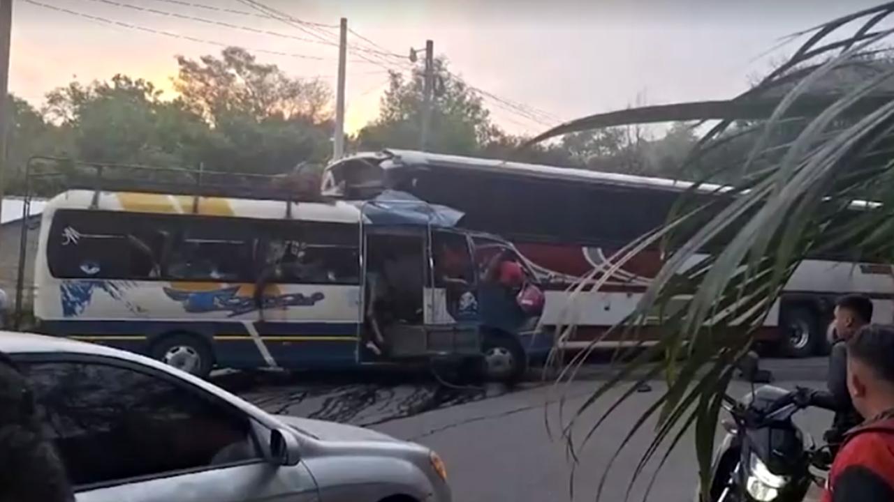 Honduras ta iki otobüsün çarpıştığı kazada 19 kişi hayatını kaybetti