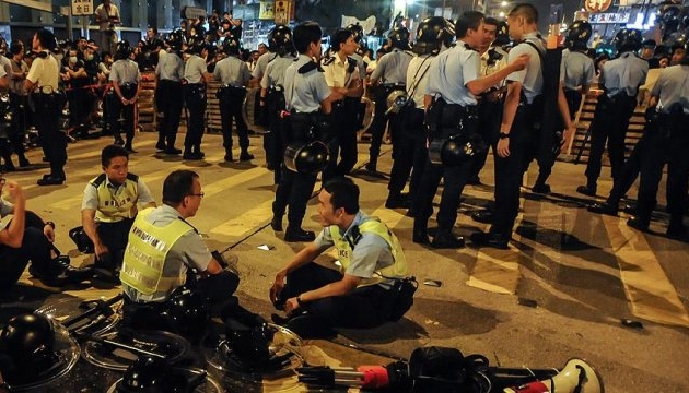Seyyar satıcılar 48 polisi yaraladı!