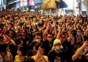 Hong Kong da göstericilerin liderleri teslim oldu!