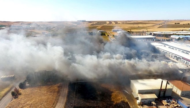 Tekirdağ da tarım arazisinde başlayan yangın fabrikaya sıçradı