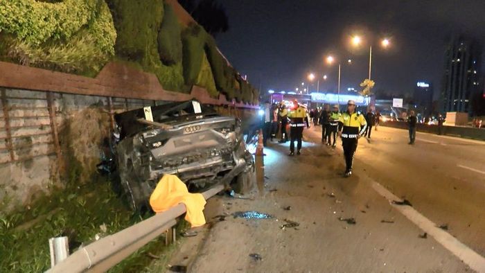 Yol kenarında çalışan belediye işçilerine otomobil çarptı: 4 ölü