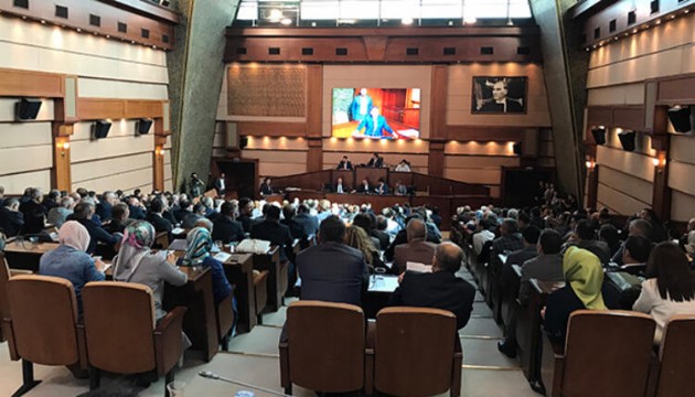 İBB Meclisi'nde AK Partili ve CHP'li üyeler arasında gerilim