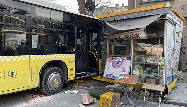 İETT otobüsü ekmek büfesine girdi