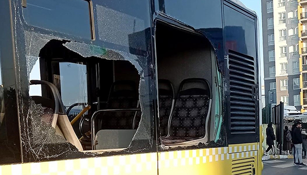 Otobüsten fırlayan yolcu ağır yaralandı!