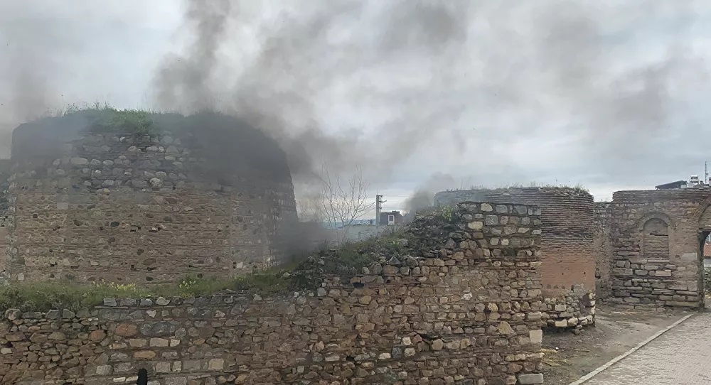 2 bin yıllık İznik surlarında yangın