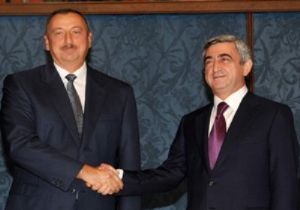 Sarkisyan ve Aliyev El Sıkıştı...