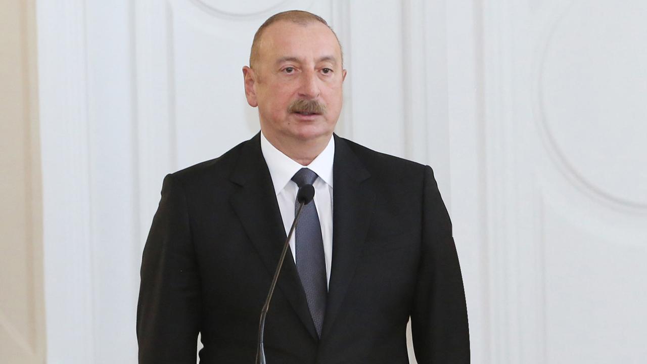 Aliyev, Ermenistan da madalya kazanan Türk haltercileri madalya ile ödüllendirdi