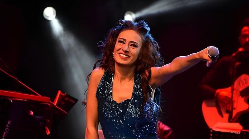 Tilbe nin sahnede sevgilisini öptüğü anlar gündem oldu